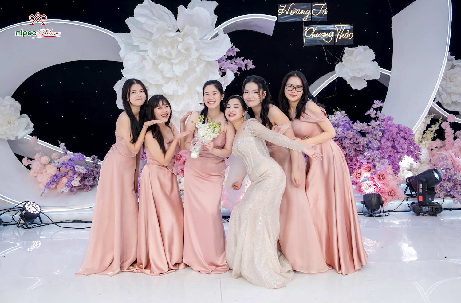 Trang phục của phù dâu nên có sự tương đồng