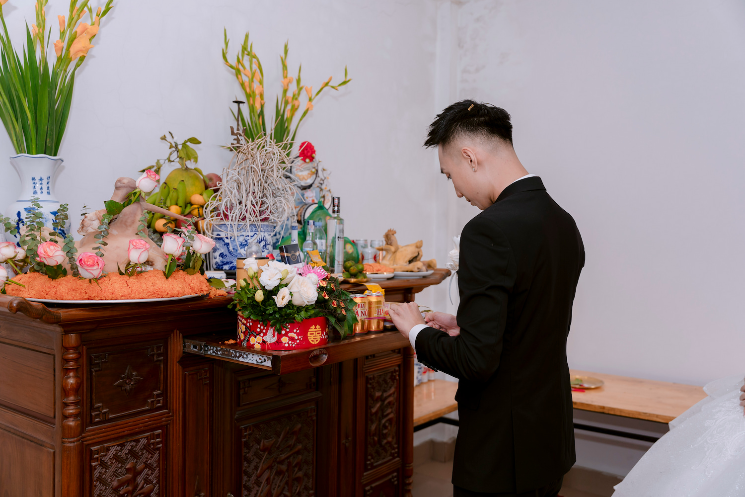 Bàn thờ gia tiên đám cưới được bày biện đầy đủ, trang trọng