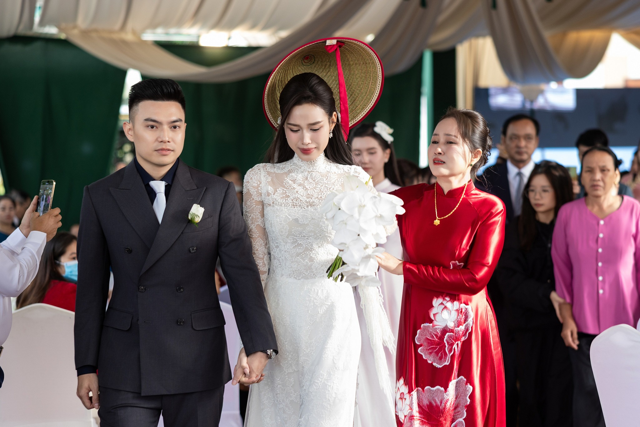 Vì Sao Cô Dâu Đội Nón Về Nhà Chồng? Giải Mã Ý Nghĩa Phong Tục Đội Nón Về Nhà Chồng 11 Phong tục đội nón về nhà chồng