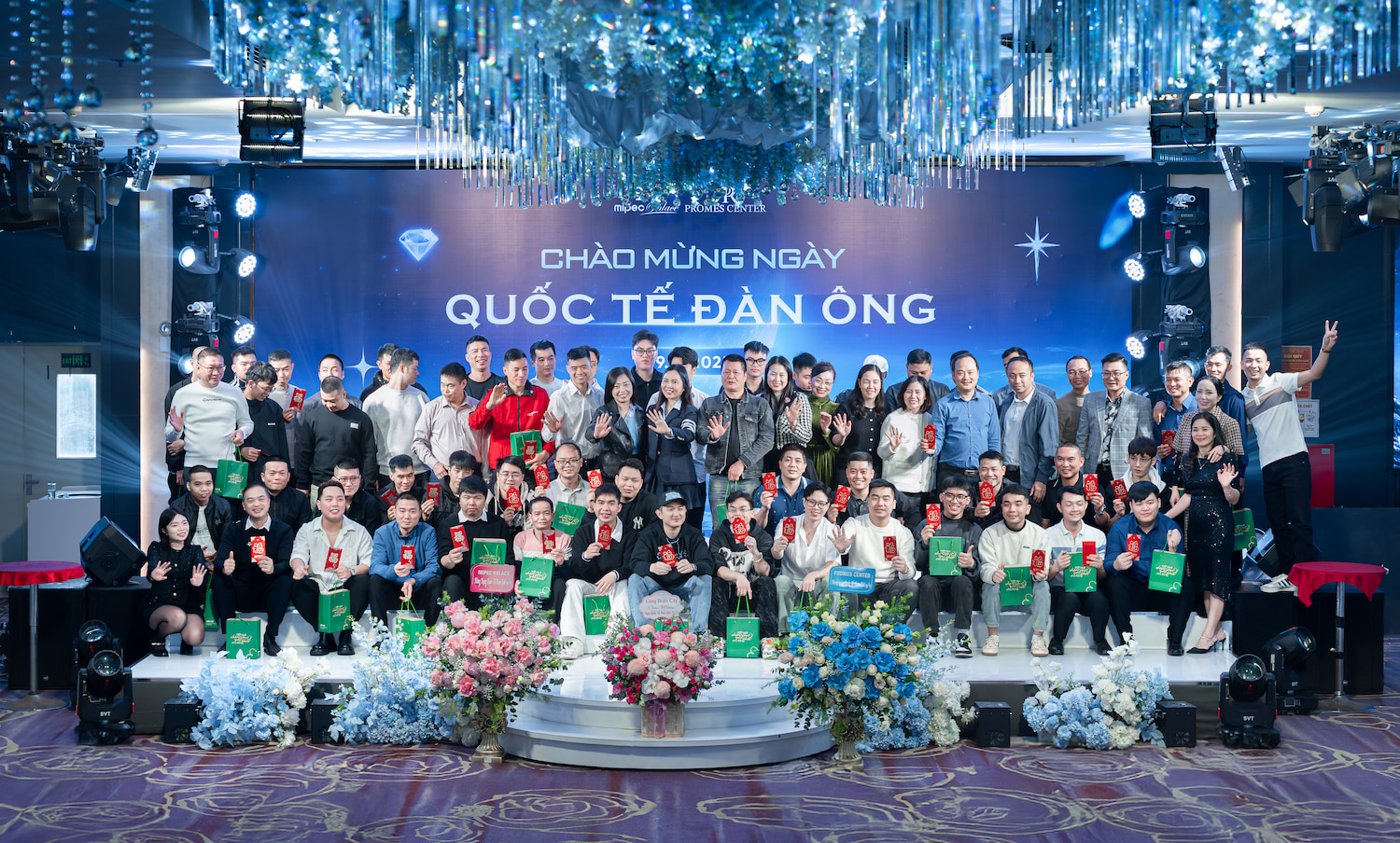 Ban lãnh đạo tặng quà cho CBNV nam Mipec Palace