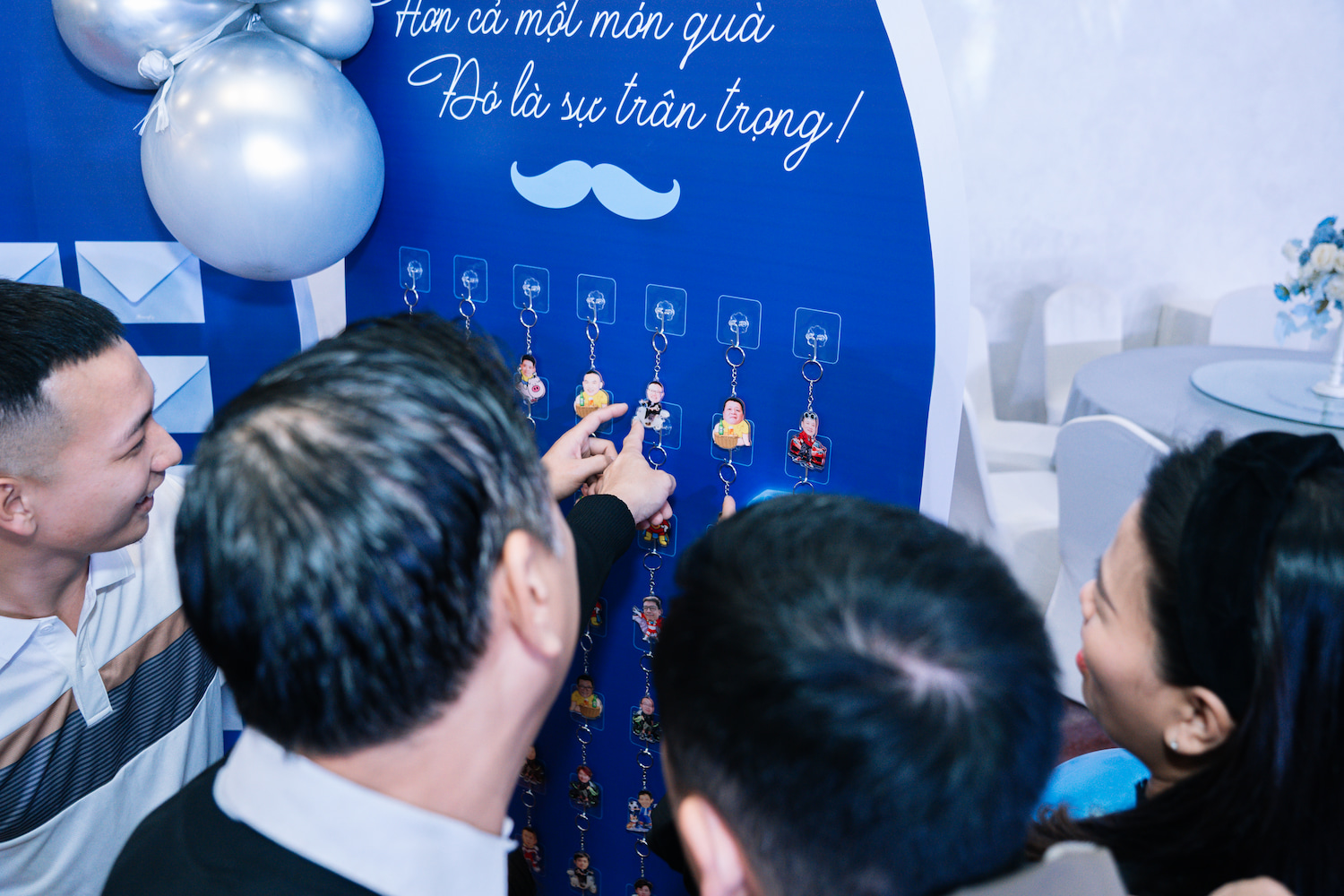 Hình ảnh CBNV nam hào hứng tìm bản sao của mình qua những chiếc móc khóa chibi độc đáo được phái đẹp Mipec Palace dành tặng