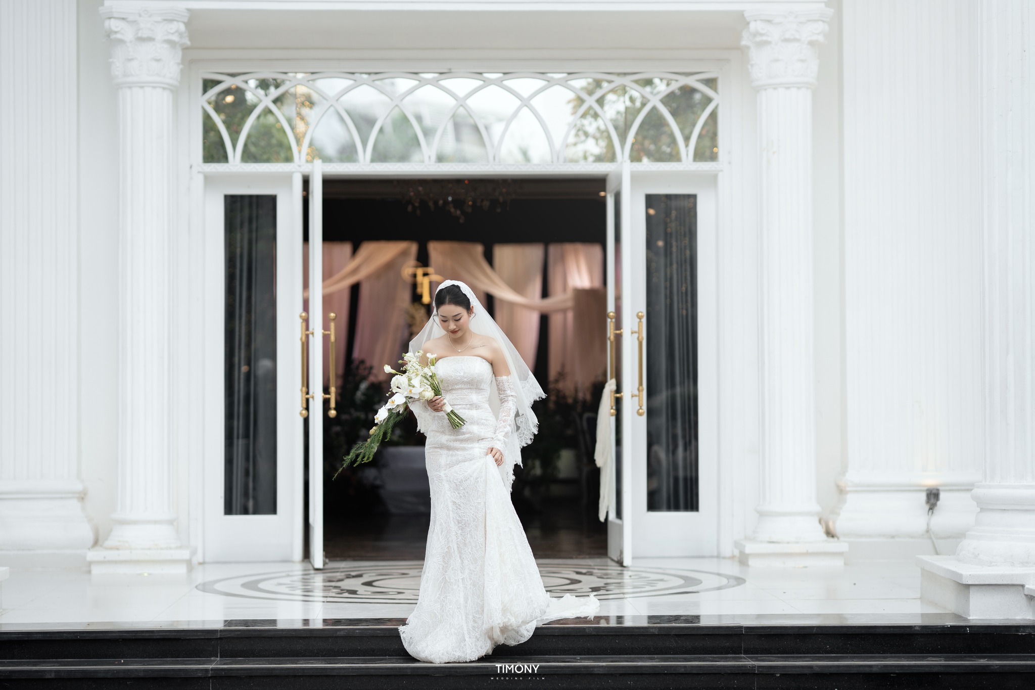 10+ Kiểu Hoa Cưới Cầm Tay Cô Dâu Phổ Biến Hiện Nay 6 Hoa cưới dáng rũ phù hợp với những chiếc váy đuôi cá