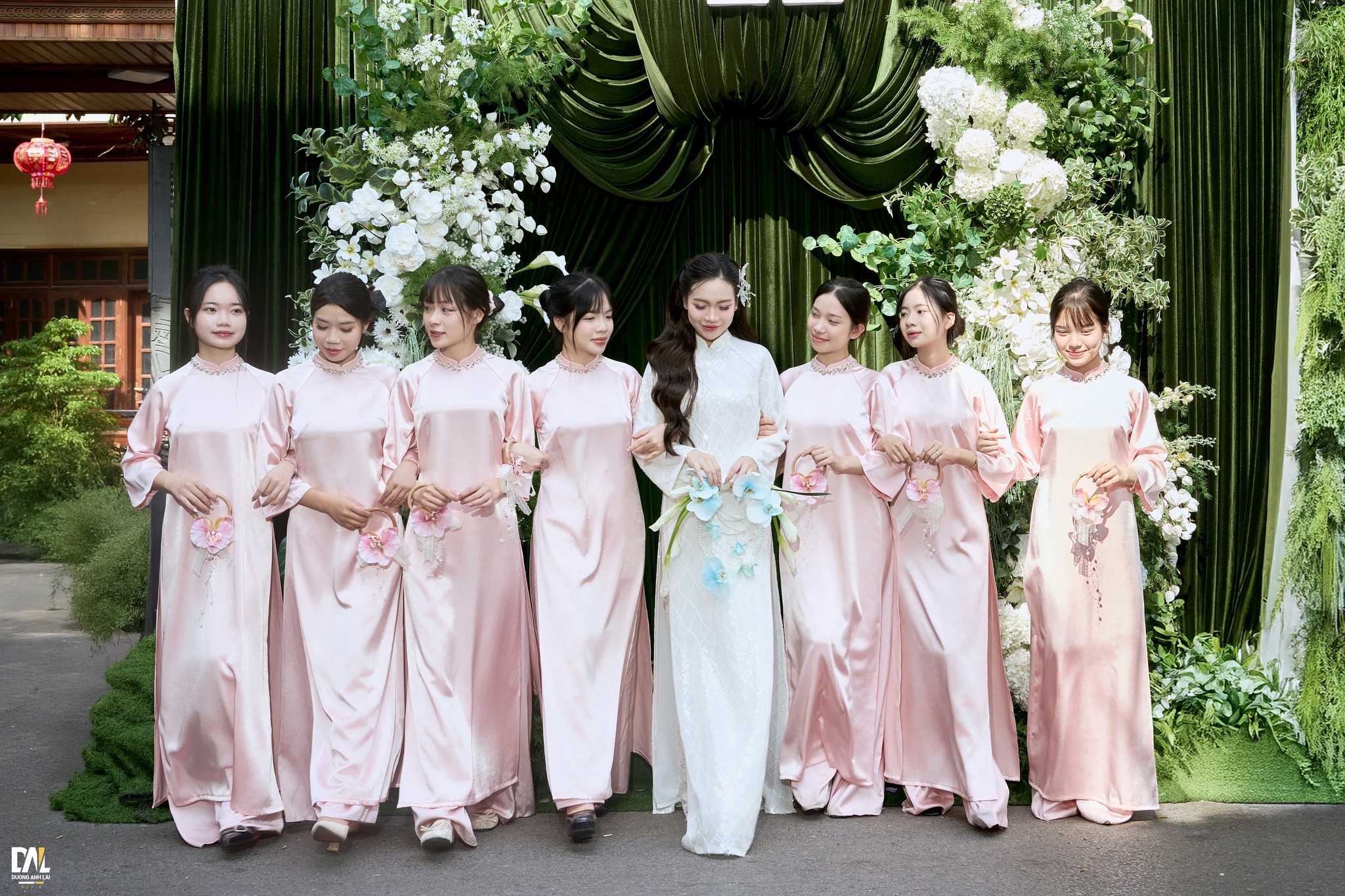 10+ Kiểu Hoa Cưới Cầm Tay Cô Dâu Phổ Biến Hiện Nay 9 Hoa cưới dạng vòng đang là xu hướng mới được nhiều cô dâu lựa chọn hiện nay