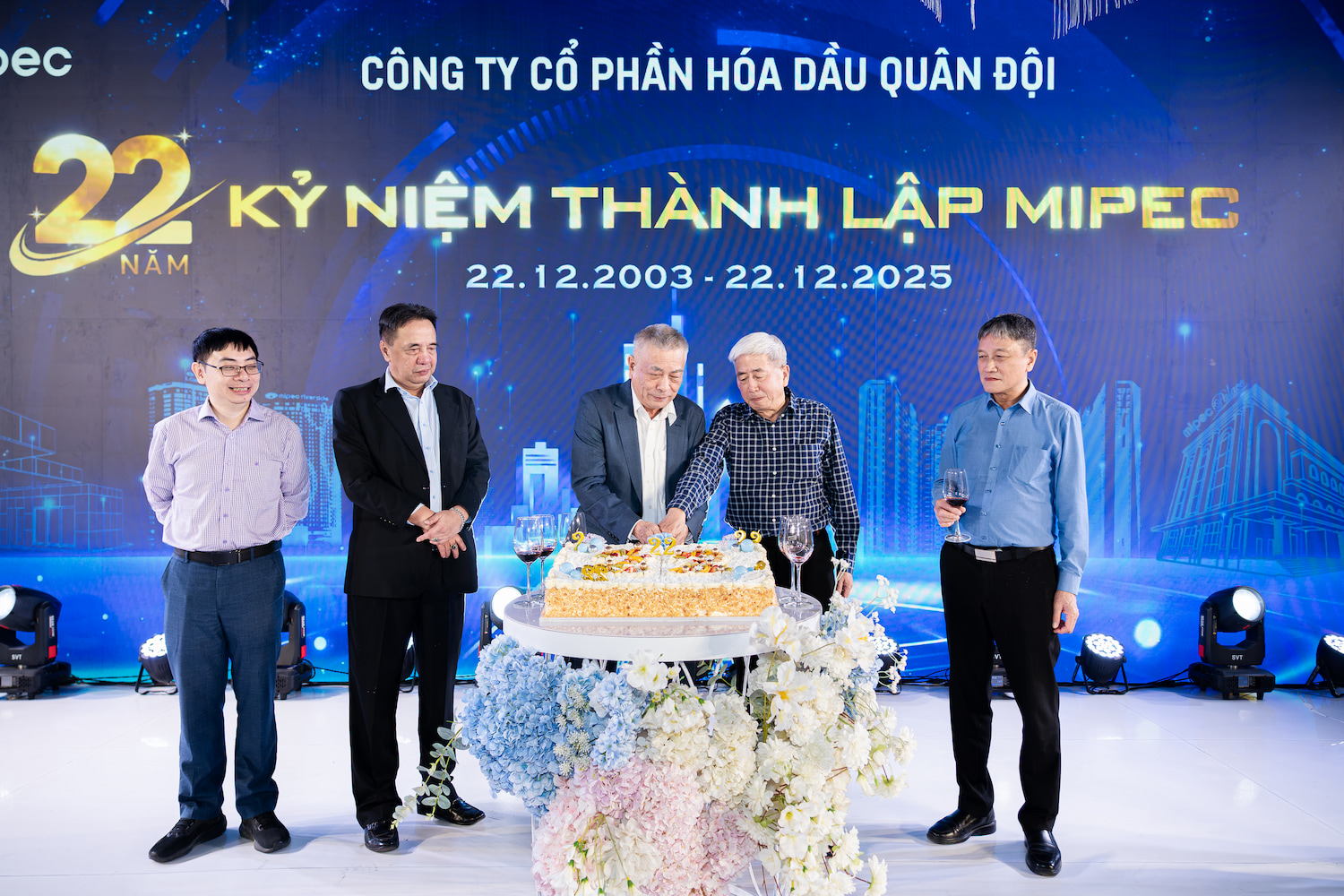 Ban lãnh đạo công ty cắt bánh mừng sinh nhật 22 năm của MIPEC