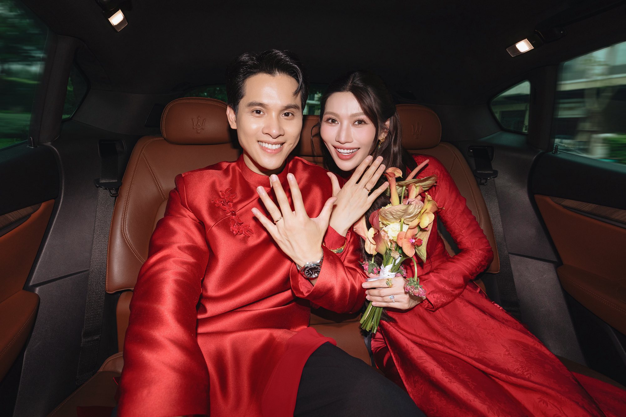 Nên lựa chọn cặp nhẫn cưới có kiểu dáng tương đồng