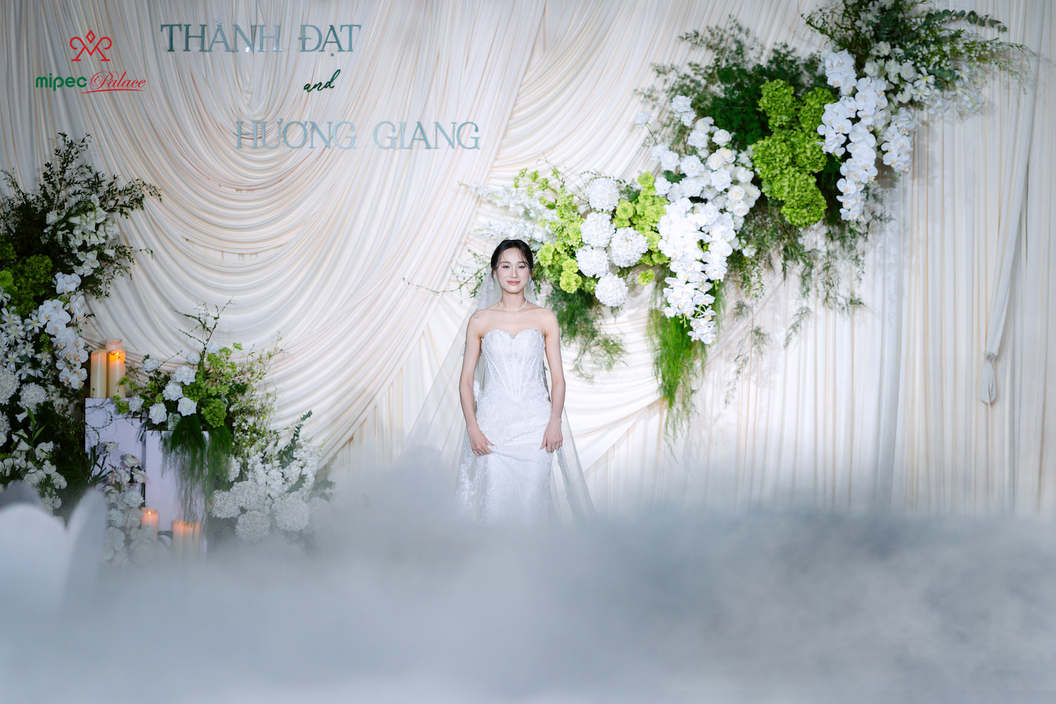 Dịch vụ khói lạnh tại Mipec Palace giúp khoảnh khắc bước lên lễ đường lãng mạn, lung linh