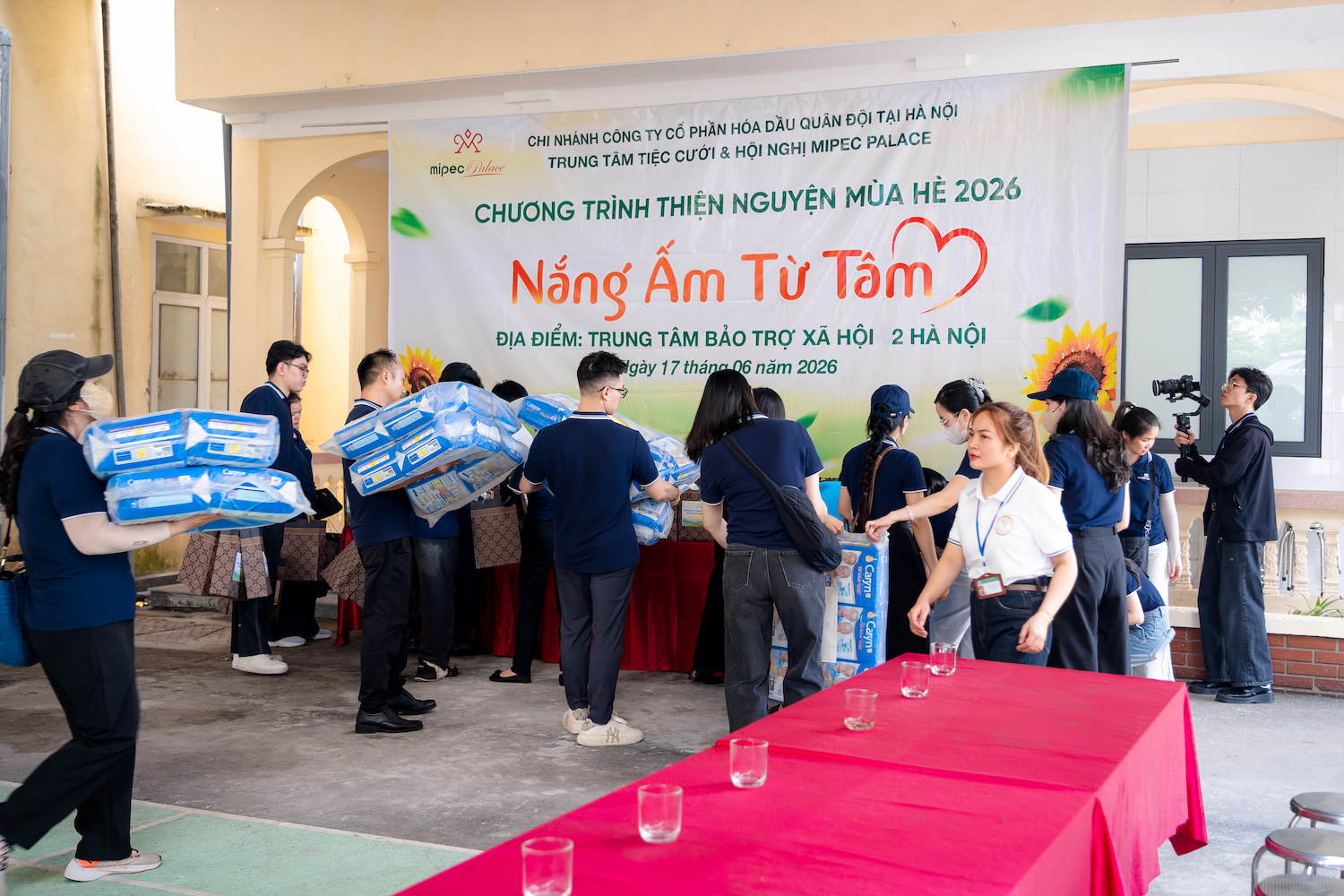Chương Trình Thiện Nguyện 2026 - Nắng Ấm Từ Tâm 3 Cán bộ nhân viên Mipec Palace cùng nhau chuẩn bị và sắp xếp từng phần quà chỉn chu