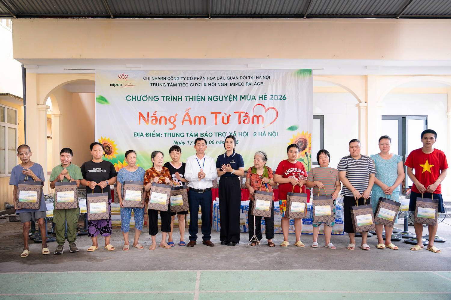 Chương Trình Thiện Nguyện 2026 - Nắng Ấm Từ Tâm 4 Đại diện Ban lãnh đạo Mipec Palace trao tận tay những phần quà thiết thực đến những hoàn cảnh khó khăn