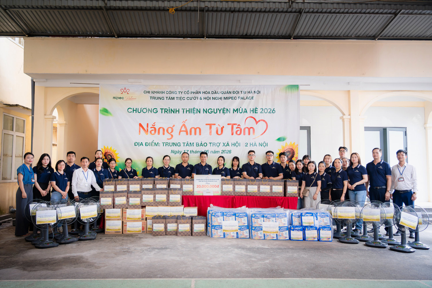 Chương Trình Thiện Nguyện 2026 - Nắng Ấm Từ Tâm 7 Đội ngũ cán bộ nhân viên Mipec Palace chụp ảnh lưu niệm tại Trung tâm Bảo trợ Xã hội 2