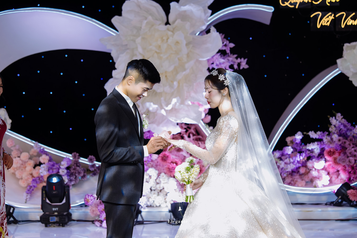 Nhẫn Cưới Đeo Tay Nào Là Đúng? Cách Đeo Chuẩn Cho Cô Dâu Chú Rể 3 Giải đáp một số thắc mắc về nhẫn cưới đeo tay nào