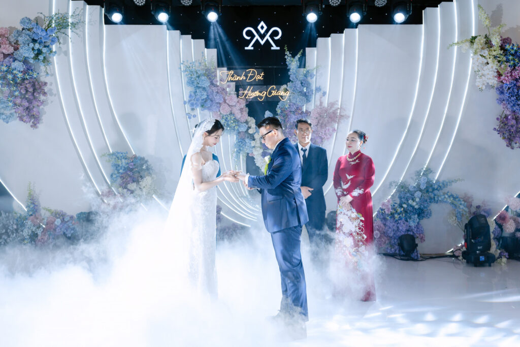Nhẫn Cưới Đeo Tay Nào Là Đúng? Cách Đeo Chuẩn Cho Cô Dâu Chú Rể 1 Nhẫn cưới đeo tay nào là đúng