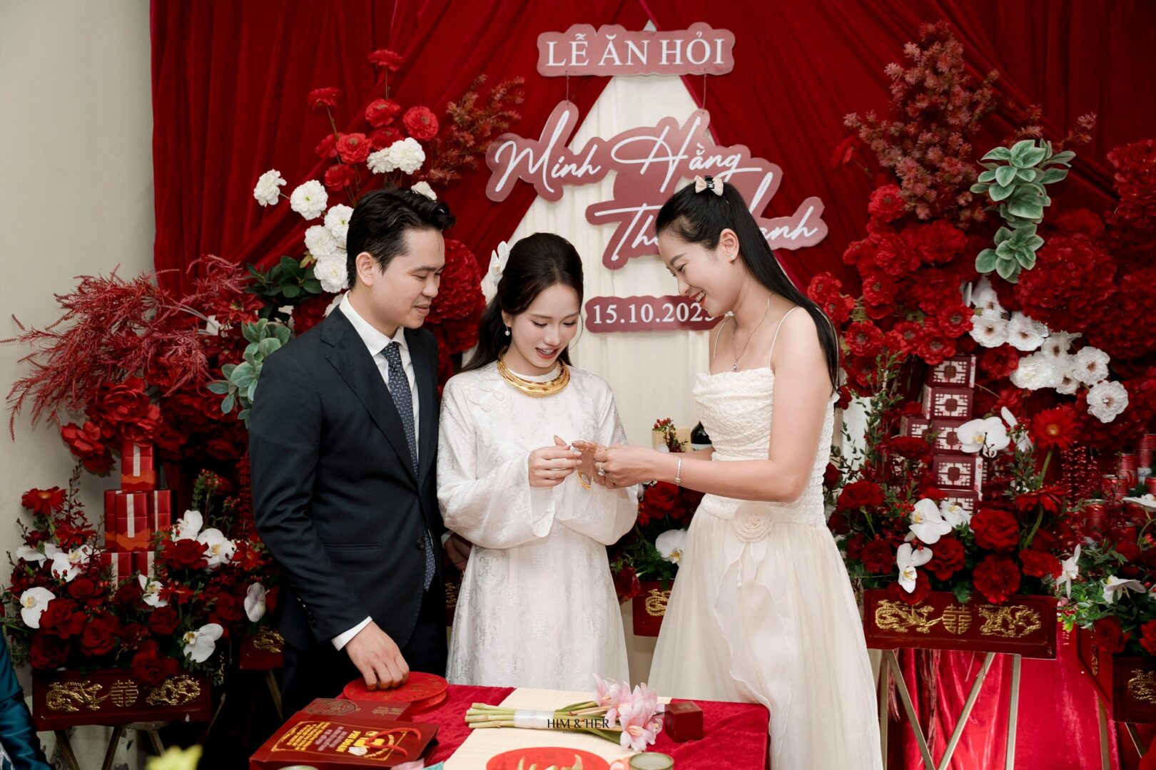 Quà Cưới Nên Tặng Gì? Top Những Món Quà Ý Nghĩa, Thiết Thực 3 Trong đám cưới có thể tặng những món quà ý nghĩa thay cho phong bì (Ảnh: HIM & HER Wedding)