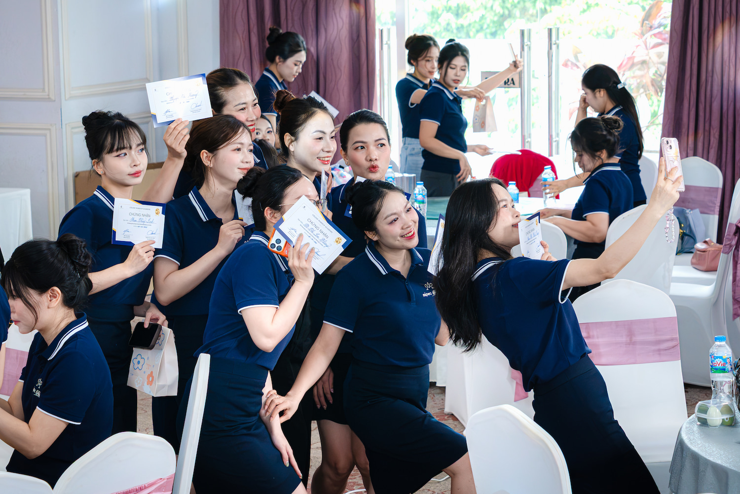 Các chị em lưu giữ khoảnh khắc đáng nhớ sau buổi workshop