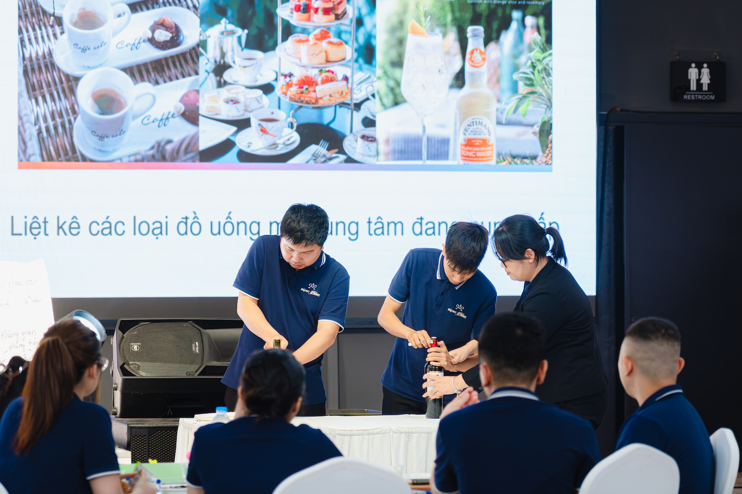 Mipec Palace Tổ Chức Chương Trình Đào Tạo Nghiệp Vụ Nhà Hàng 4 Cán bộ nhân viên thực hành các nghiệp vụ trong chương trình đào tạo