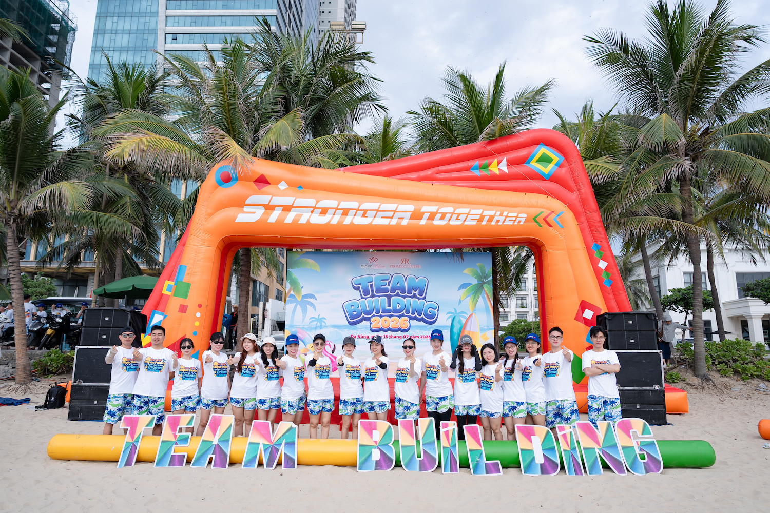 Teambuilding Hè 2026 Mipec Palace Tại Đà Nẵng 2 Khoảnh khắc check-in của cán bộ nhân viên Mipec Palace tại bãi biển Đà Nẵng