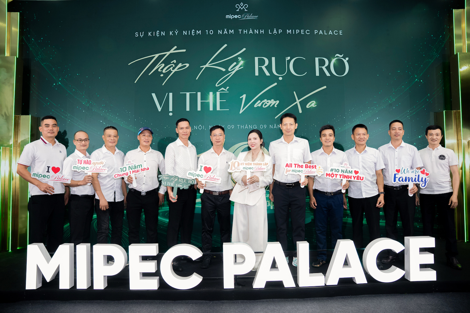 Lễ Kỷ Niệm 10 Năm Thành Lập Mipec Palace 4 Khách mời check-in tại khu vực backdrop