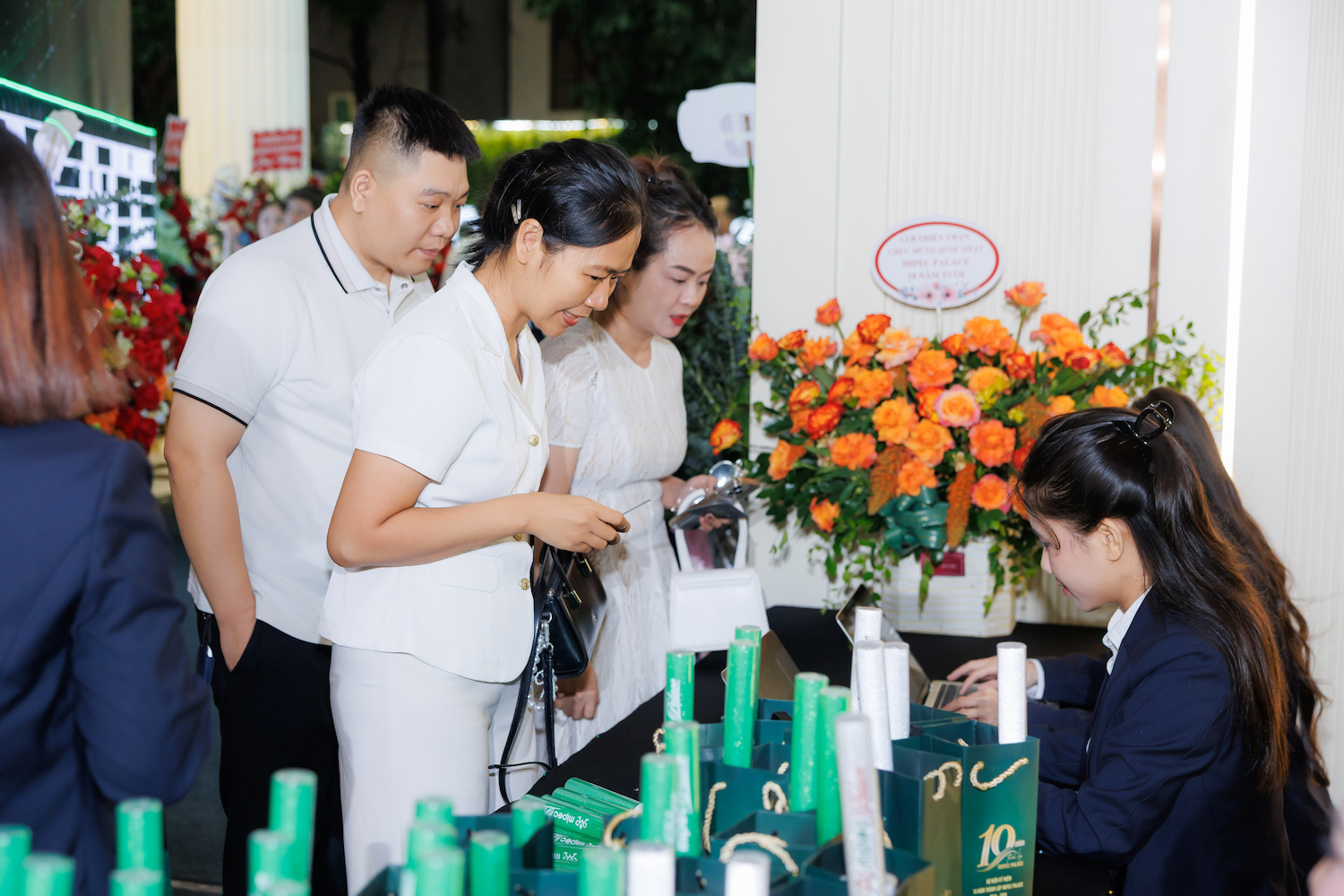 Lễ Kỷ Niệm 10 Năm Thành Lập Mipec Palace 7 Khách mời nhận quà sau khi hoàn tất thủ tục check-in