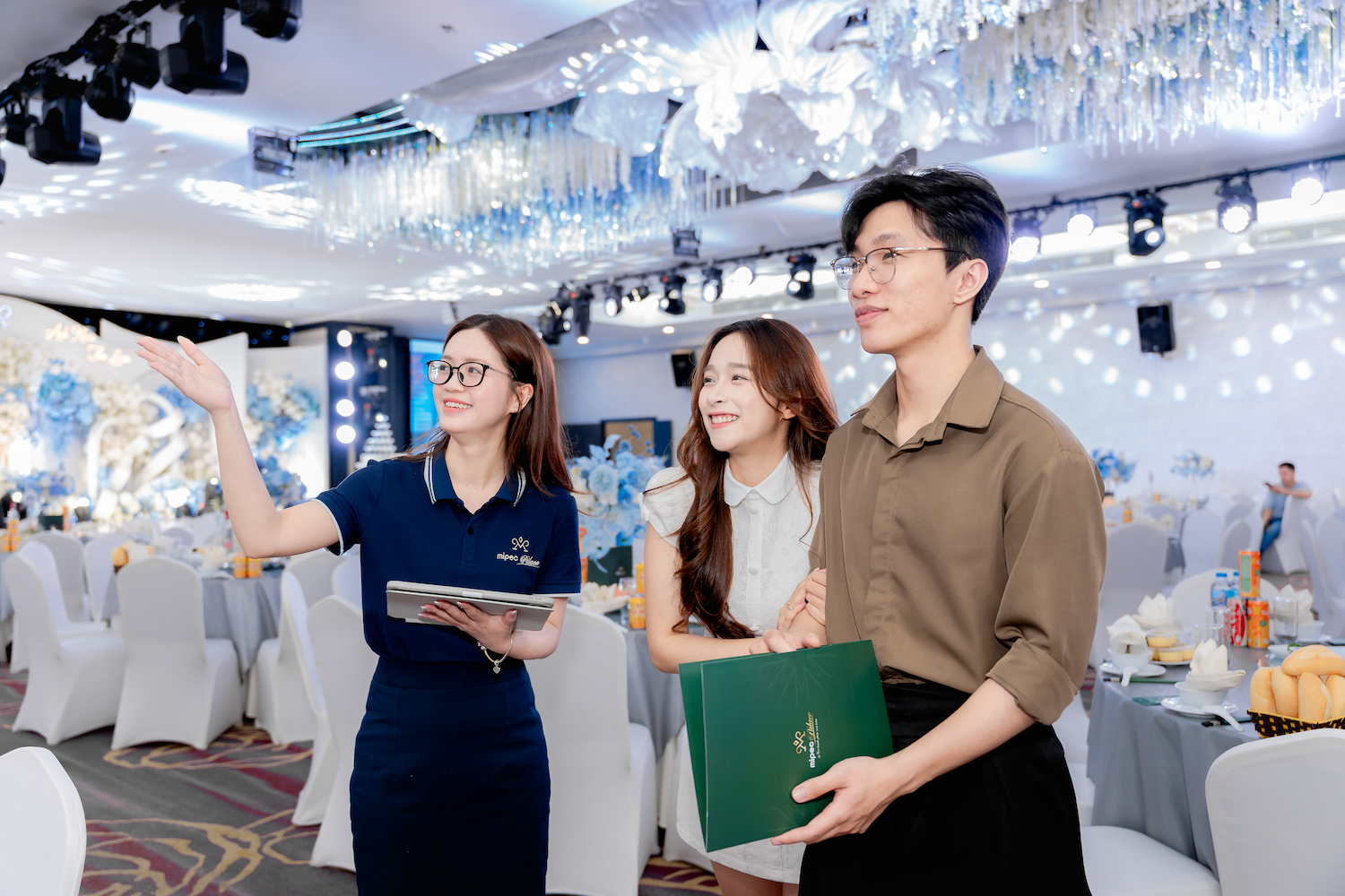 Kinh Nghiệm Chọn Nhà Hàng Tiệc Cưới: 10 Tiêu Chí Cô Dâu Chú Rể Nên Biết 4 Đến xem sảnh trực tiếp trước khi quyết định